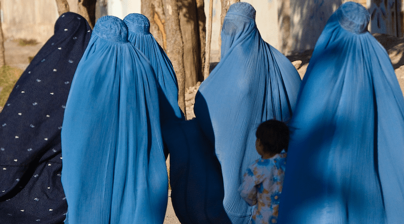 Women in burqa with their children in Herat, Afghanistan. Photo Credit: Arnesen, Wikimedia Commons