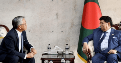 Donald Lu, the United States assistant secretary of state for South and Central Asian Affairs (left), speaks with Bangladesh Foreign Minister A. K. Abdul Momen at a meeting in Dhaka, Jan. 15, 2022. [Photo courtesy Ministry of Foreign Affairs]