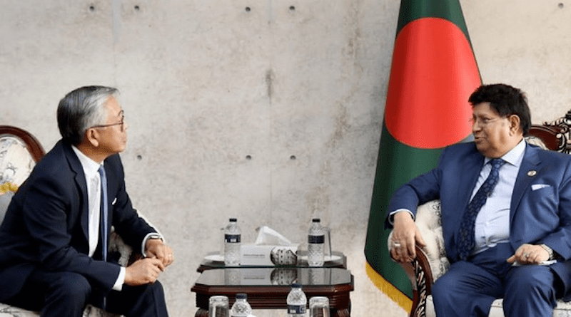 Donald Lu, the United States assistant secretary of state for South and Central Asian Affairs (left), speaks with Bangladesh Foreign Minister A. K. Abdul Momen at a meeting in Dhaka, Jan. 15, 2022. [Photo courtesy Ministry of Foreign Affairs]