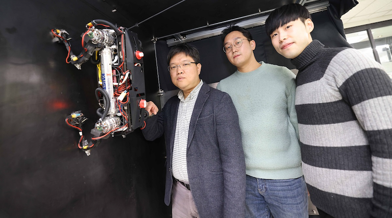 (From left) KAIST ME Prof. Hae-Won Park, Ph.D. Student Yong Um, Ph.D. Student Seungwoo Hong