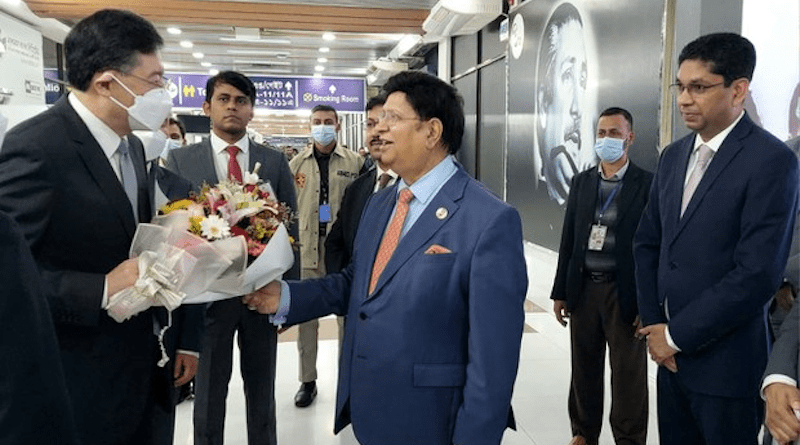 Bangladesh Foreign Minister A. K. Abdul Momen (center) welcomes Qin Gang, China’s new foreign minister, during a stop-over at Dhaka International Airport, Jan. 10, 2023. [Handout photo/Bangladesh Ministry of Foreign Affairs]