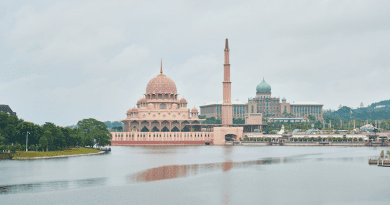 The Putra Mosque in the foreground, with the Perdana Putra in the background, which houses the office complex of the Prime Minister of Malaysia.