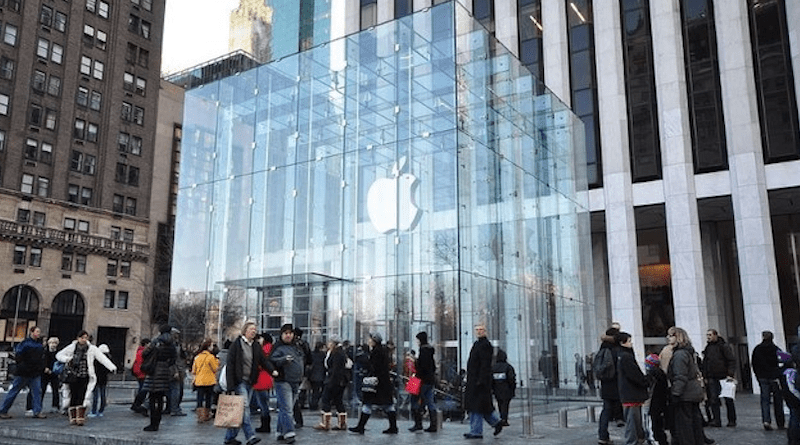 The iconic cube-shaped flagship Apple store on New York’s 5th Avenue. (Wikimedia Commons)