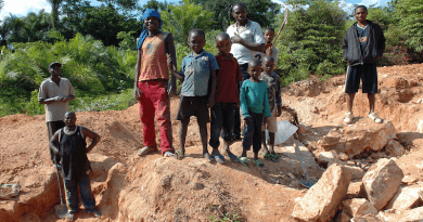 Child labor and artisanal mining in Congo. Photo Credit: Julien Harneis, Wikimedia Commons