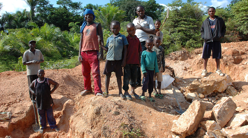 Child labor and artisanal mining in Congo. Photo Credit: Julien Harneis, Wikimedia Commons