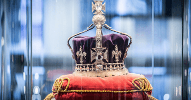 Replica of the Crown of Queen Elizabeth The Queen Mother, with a replica of the Kohinoor Diamond. Photo Credit: AlinavdMeulen, Wikipedia Commons