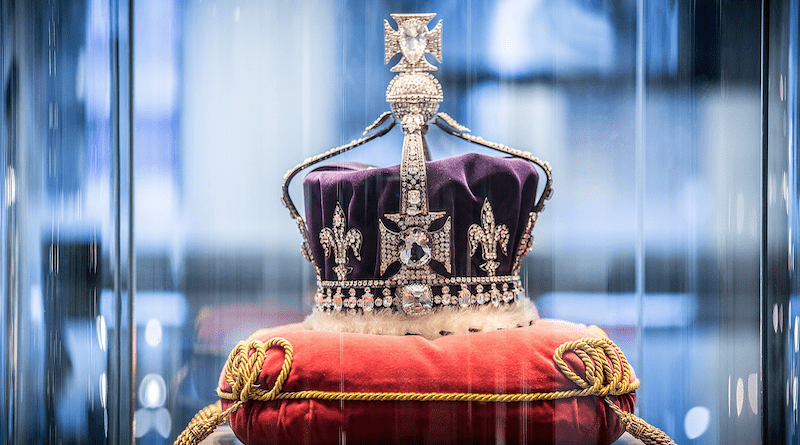 Replica of the Crown of Queen Elizabeth The Queen Mother, with a replica of the Kohinoor Diamond. Photo Credit: AlinavdMeulen, Wikipedia Commons