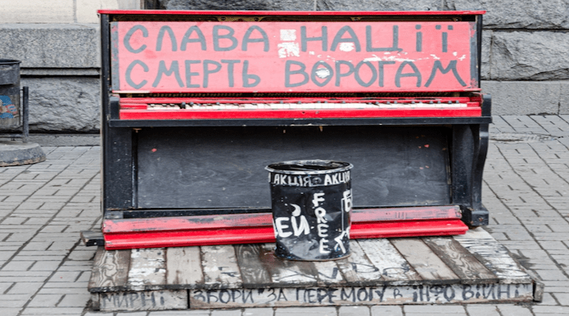 Piano in Kyiv, 2017. In Ukrainian above: ‘Glory to the nation. Death to the enemies.’ Below: ‘Peaceful meeting for winning the information war.’ CREDIT Dimiter Toshkov, CC-BY 4.0 (https://creativecommons.org/licenses/by/4.0/)