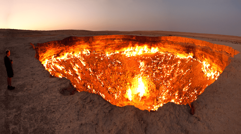 Photo (Flickr/Tormod Sandtorv): the Darvaza crater in Turkmenistan, also known as 'The Gates of Hell'.