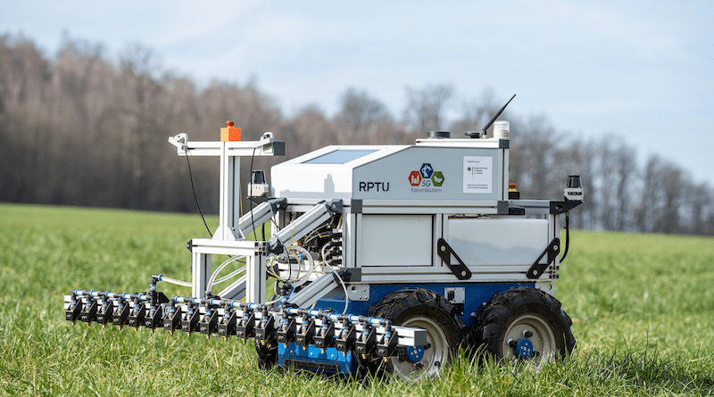In the future, the application of pesticides could be more precise and efficient using 5G technology. In the picture: The field robot is part of an autonomous system for pinpoint chemical application, tested by RPTU researchers. Copyright: RPTU