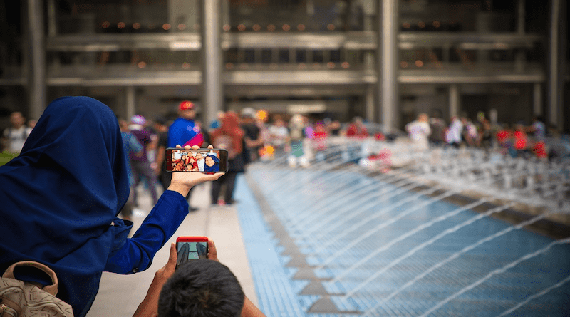 Selfie Tourist Selfie Boy Shroud Muslims To Travel Malaysia Hijab