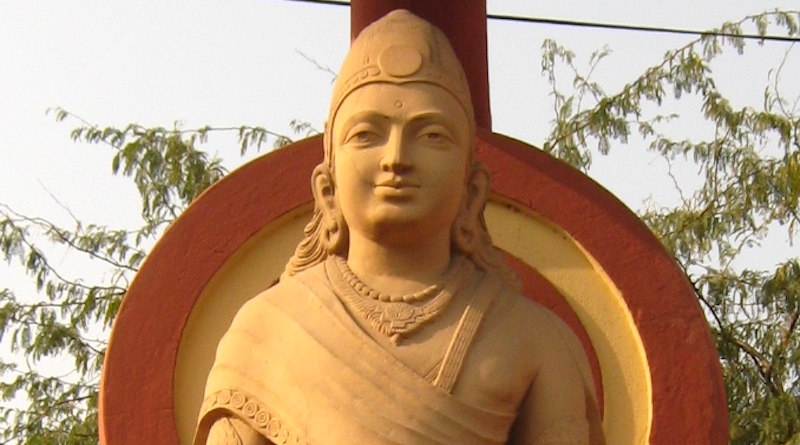 A modern statue depicting Chandragupta Maurya, Laxminarayan Temple, Delhi. Photo Credit: आशीष भटनागर , Wikipedia Commons