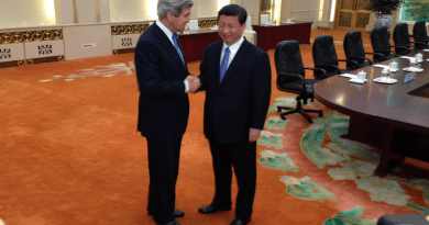 US Secretary of State John Kerry with Chinese President Xi Jinping in 2013. Photo Credit: U.S. Department of State, Wikipedia Commons
