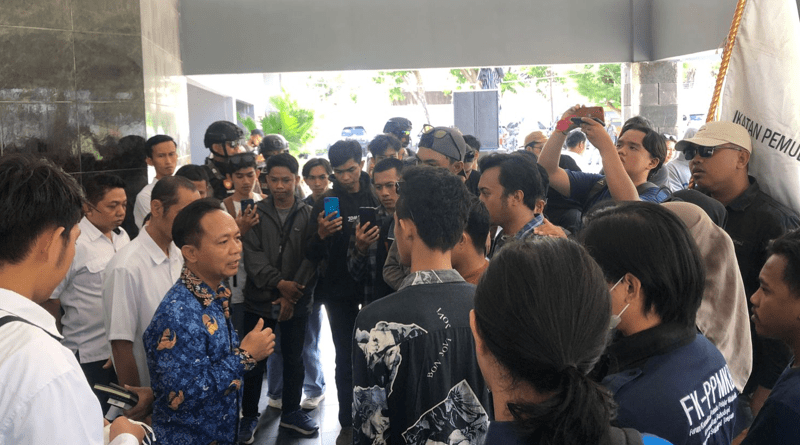 Morowali Students Organization demonstration at the Central Sulawesi Governor's Office. (Image Source: Personal Document of Taufik Tamauka/Head of IP2MM Palu City)
