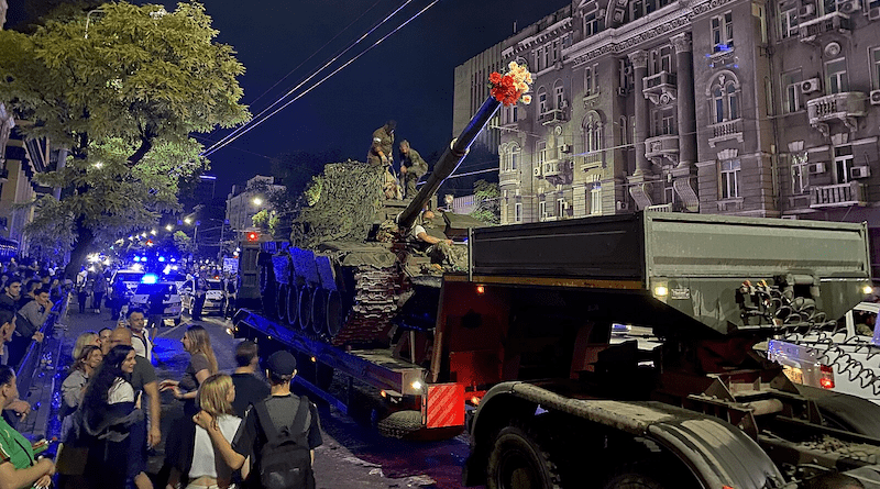 A tank with flowers in the muzzle during military mutiny of Yevgeny Prigozhin and the Wagner Group in Rostov-on-Don, Russia (24/06/2023). Photo Credit: Fargoh, Wikimedia Common