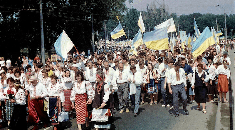 Anti-Soviet protesters with Ukrainian flags in Zaporizhzhia in 1990. Photo Credit: М.Яковенко, В.Білецький, Wikipedia Commons