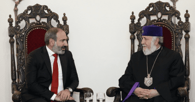 Prime Minister Nikol Pashinyan (L) and Karekin II, the head of the Armenian Apostolic Church (Primeminister.am)