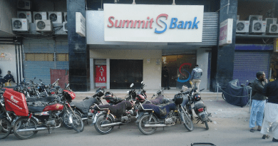 Summit Bank in Karachi, Pakistan. Photo Credit: Sareena Moin, Wikipedia Commons