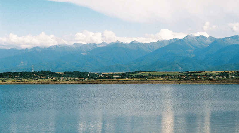 Făgăraș Mountains seen from Olt. Photo Credit: Stefan Bichler, Wikipedia Commons