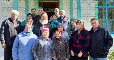 Fr Gennady Subbotin and parishioners of Holy Apostles Peter and Paul Church, Oktyabrskoye Photo Credit: Holy Apostles Peter and Paul parish