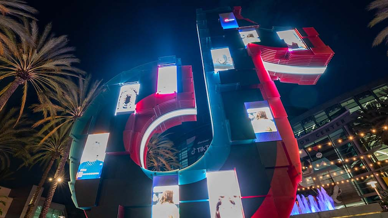 TikTok logo statue at the VidCon 2022 at the Anaheim Convention Center (USA). Photo: Anthony Quintano, Flickr (CC BY 2.0)