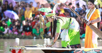 A Meitei woman holding a garland of gooseberries to participate in the Heikru Hidongba in Manipur, India. Photo Credit: Awangba Mangang, Wikipedia Commons