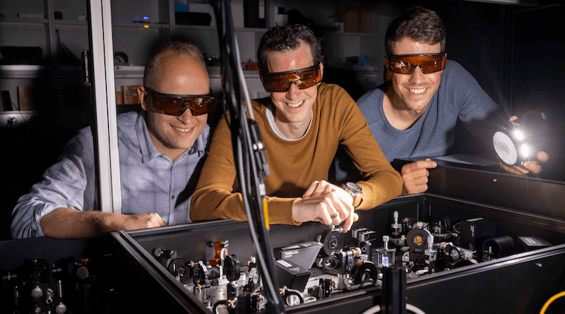Lysander Huberich (left), team leader Bruno Schuler (middle) and optics specialist Jonas Allerbeck at the THz optics, which generates picosecond-precise excitation pulses. Image: Empa