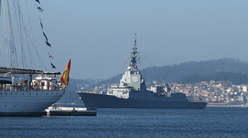 Spain's Frigate F-101 "Álvaro de Bazán" anchored in the Ría de Pontevedra. Photo: Contando Estrelas, Flickr.