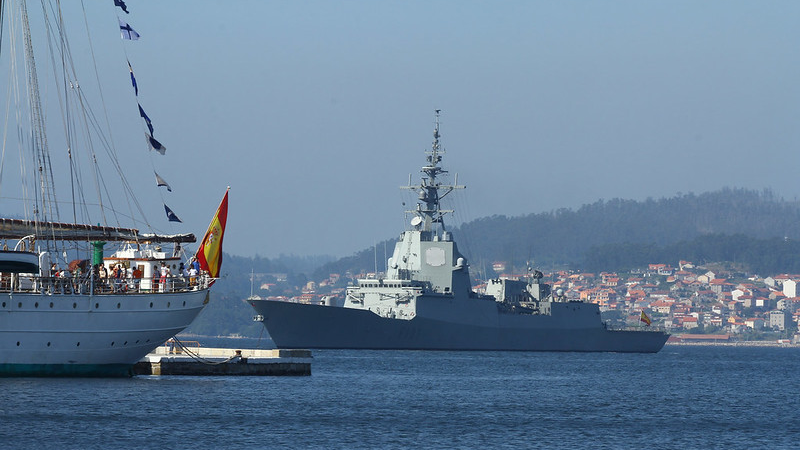 Spain's Frigate F-101 "Álvaro de Bazán" anchored in the Ría de Pontevedra. Photo: Contando Estrelas, Flickr.