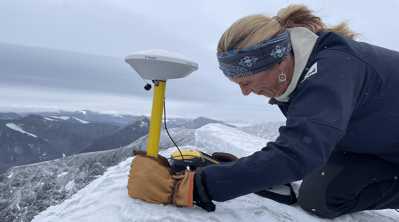 Nina Kirchner measures the height of Kebnekaise on September 11, 2023. Photo: Tarfala research station
