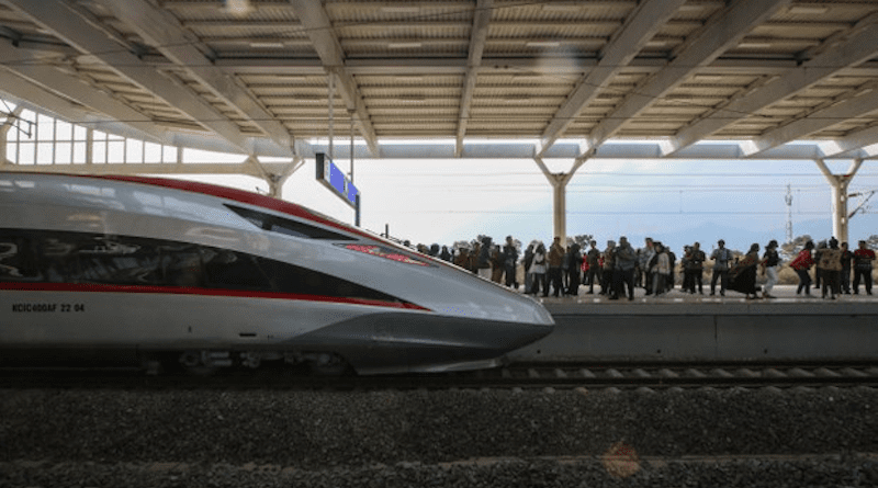 Hundreds of passengers wait on the platform to board the high-speed train at Tegalluar station in West Java, Indonesia, Sept. 15, 2023. [Eko Siswono Toyudho/BenarNews]