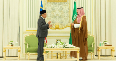Saudi Crown Prince Mohammed bin Salman receives Malaysian Prime Minister Anwar Ibrahim in Riyadh. (File/SPA)