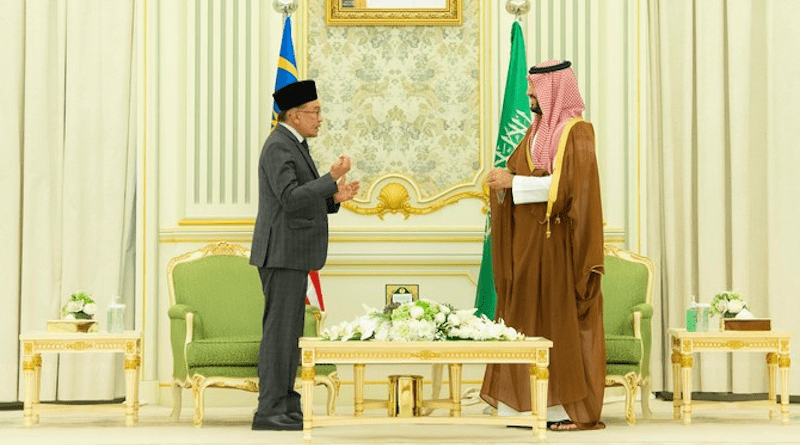 Saudi Crown Prince Mohammed bin Salman receives Malaysian Prime Minister Anwar Ibrahim in Riyadh. (File/SPA)