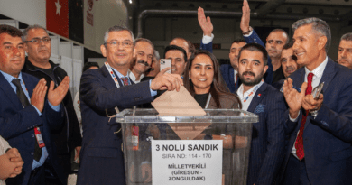 File photo of Turkey's Özgür Özel voting in the first round of the 38th Republican Party Ordinary Convention elections. Photo Credit: VOA, Wikipedia Commons