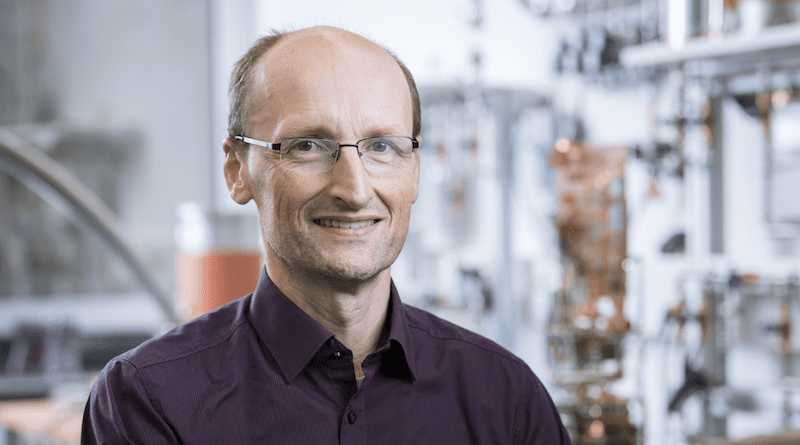 Wolfgang Wernsdorfer is professor at the Physikalisches Institut and at the Institute for Quantum Materials and Technologies at KIT. (Photo: Amadeus Bramsiepe, KIT)