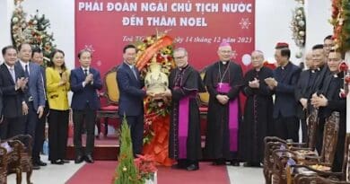 President Vo Van Thuong (left) offers a gift to Archbishop Joseph Nguyen Chi Linh at the Archbishop’s House in Hue on Dec. 14. (Photo: btgcp.gov.vn)