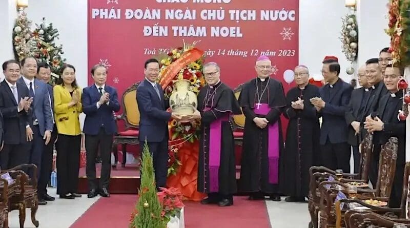President Vo Van Thuong (left) offers a gift to Archbishop Joseph Nguyen Chi Linh at the Archbishop’s House in Hue on Dec. 14. (Photo: btgcp.gov.vn)