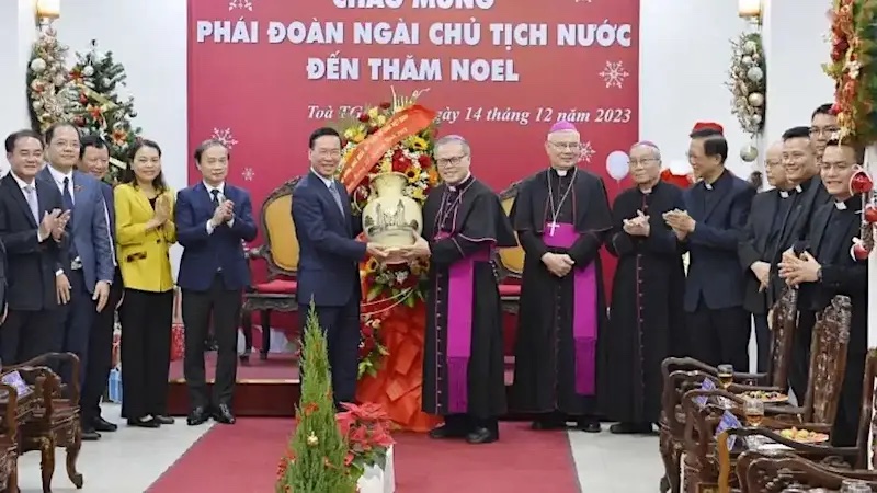 President Vo Van Thuong (left) offers a gift to Archbishop Joseph Nguyen Chi Linh at the Archbishop’s House in Hue on Dec. 14. (Photo: btgcp.gov.vn)