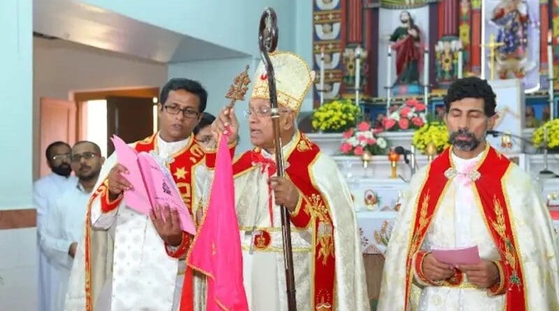 A liturgy at St. Mary’s Syro-Malabar Major Archiepiscopal Church, Arakuzha, India. | Achayan via Wikimedia