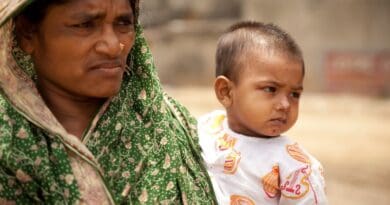 Woman and child in Bangladesh. Copyright: IFPRI, (CC BY-ND 2.0 DEED).