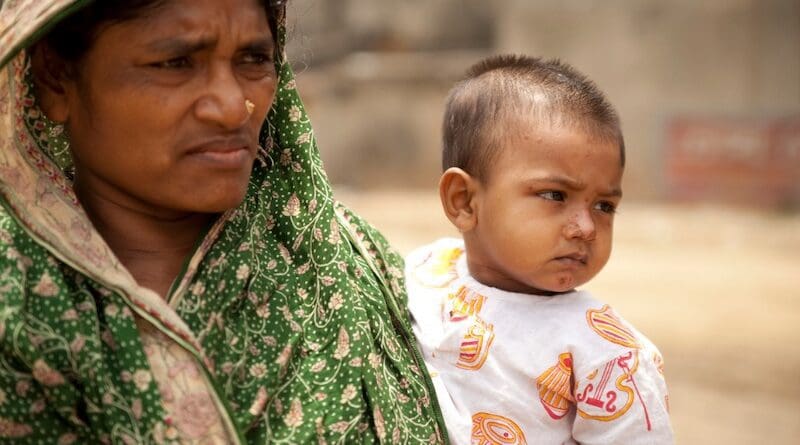 Woman and child in Bangladesh. Copyright: IFPRI, (CC BY-ND 2.0 DEED).