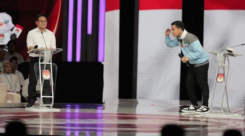 Indonesian vice presidential candidate Gibran Rakabuming Raka (right) pretends to search for a lost “answer” after a response by one of his opponents, Mohammad Mahfud MD (not in the frame), as the third candidate, Muhaimin Iskandar, observes, during a vice presidential debate in Jakarta, Jan. 21, 2024. [Eko Siswono Toyudho/BenarNews]