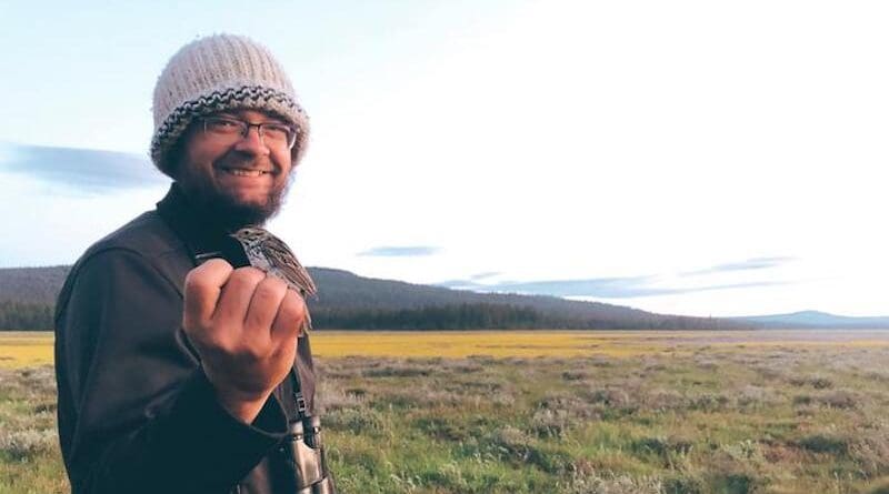 Phred Benham, a UC Berkeley postdoctoral fellow who wrote his Ph.D. thesis on genetic variation within saltwater-adapted Savannah sparrows, holds one of his subjects. The subspecies has lost 90% of its tidal marsh habitat over the past 200 years, making the birds subject to outbreeding supression because of interbreeding with more abundant freshwater-adapted Savannah sparrows. CREDIT: Phred Benham, UC Berkeley