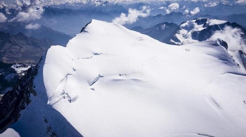 Even the «eternal ice» on the Grand Combin is not made to last forever. Visible at the upper right of the photo is the drilling camp of the 2020 Ice Memory expedition led by PSI researcher Theo Jenk. CREDIT: CNR, Ca’ Foscari University/Riccardo Selvatico