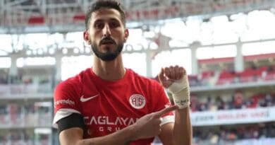 Sagiv Jehezkel points to a message that says "100 days, 7.10" -- a reference to Israeli hostages held in Gaza -- after scoring for Antalyaspor.
