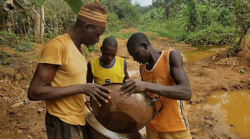 Illegal gold mining in Nigeria. Photo Credit: Dame Yinka, Wikimedia Commons