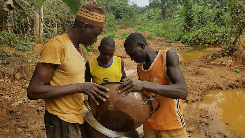 Illegal gold mining in Nigeria. Photo Credit: Dame Yinka, Wikimedia Commons