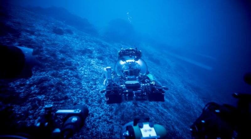Chief Scientist Frieder Klein and Deep Rover Pilot Alan Scot exploring a submerged carbonate platform. CREDIT: Photo by: Novus Select