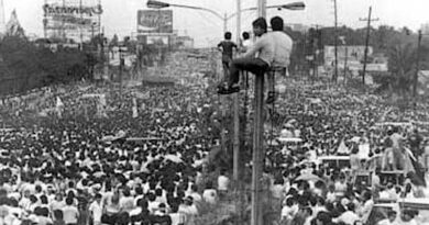 An iconic photo of the People Power Revolution in the Philippines in February 1986 showing hundreds of thousands of people filling up Epifanio de los Santos Avenue (EDSA). Photo Credit: Joey de Vera, Wikipedia Commons