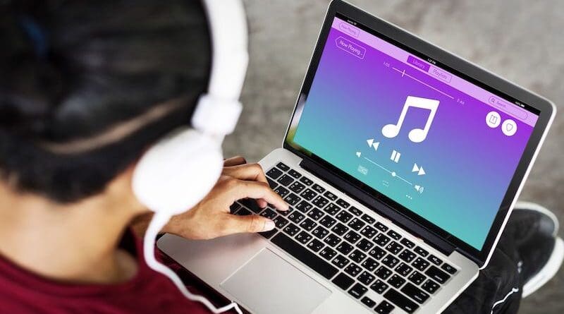 Streaming music. Photo Credit: Rawpixel / Freepik